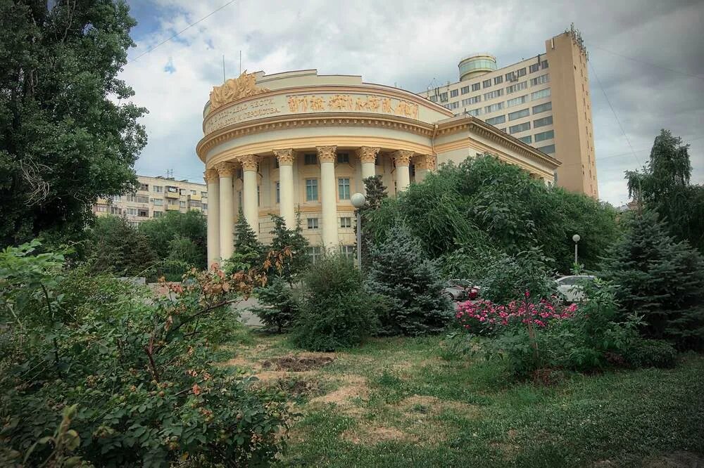 Есть даже кнопочка для слива. Дворец - унитаз. Чем прославился Волгоград на весь