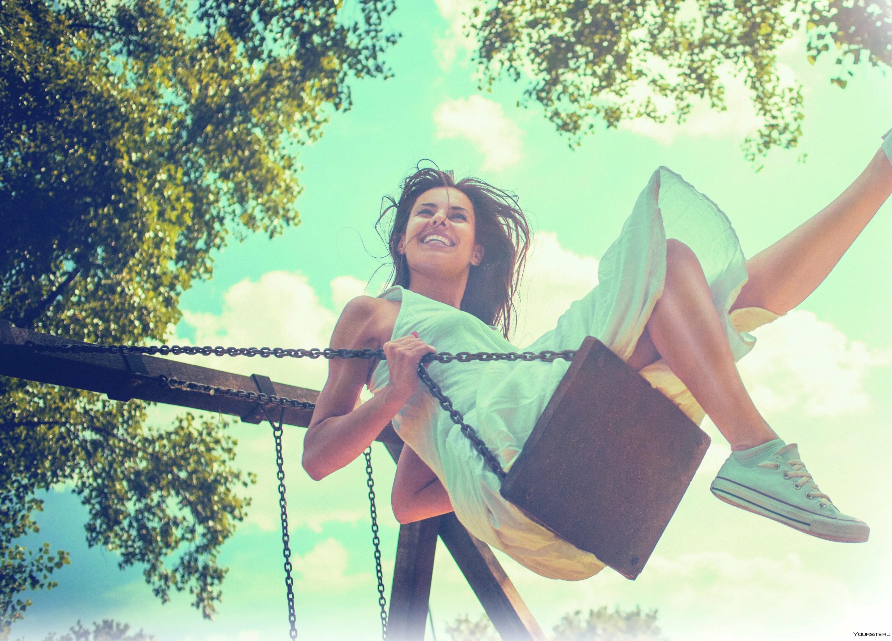 Качаться на качелях. Девушка качается на качелях. Качели. Девушка качается на качелях. Девочка катается на качелях.