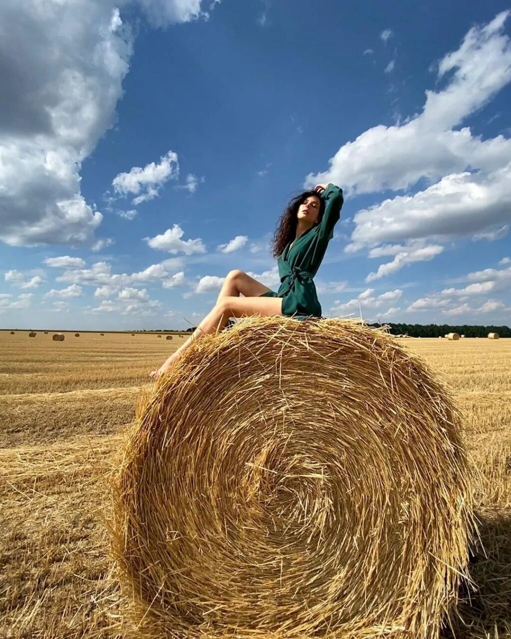 В сене на 1 голову. Фотосессия в поле. Девушка в поле. Стог соломы. Фотосессия на сене в поле.