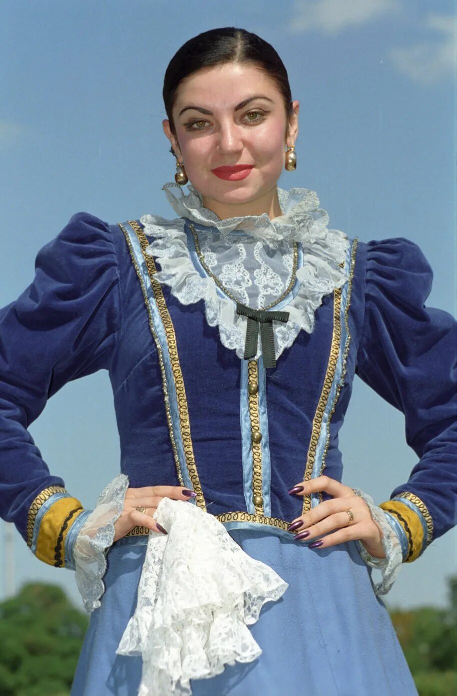 Донской казак и казачка. Донские казачки женщины. Донская казачка. Донские казачки женщины. Донская казачка внешность.