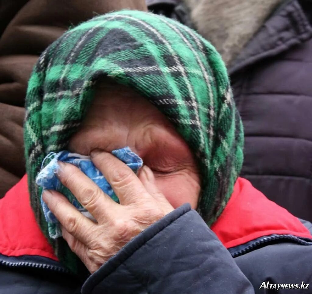 Сделал маме больно. Мошенники и пенсионеры. Нападение на пожилую женщину. Обманули бабушку. Мошенники обманывают пожилых людей.