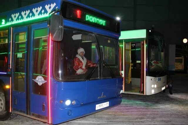 Автобусы Салехард. Новогодний автобус Салехард. Новогодниеавтобусы в СЛЕХАРДЕ. Салехард красивый автобус новогодний.