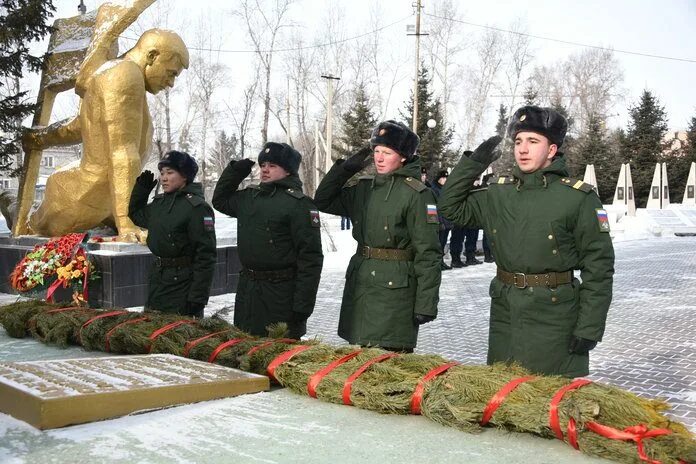 Накануне дня защитника. Мемориал Слава защитникам Отечества. День защитника Отечества памятник. Гирлянда из елки для возложения. Мемориал Кузовлево.