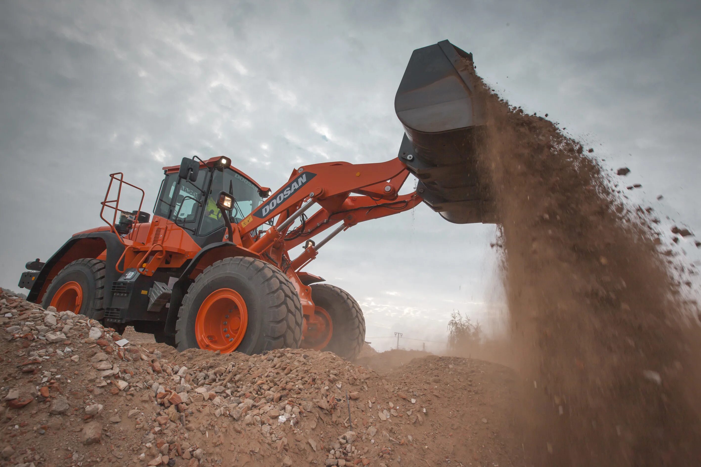 Тракторист. Doosan dl300a. Выборка грунта. Машинист jcb 3cx. Тракторист погрузчик.