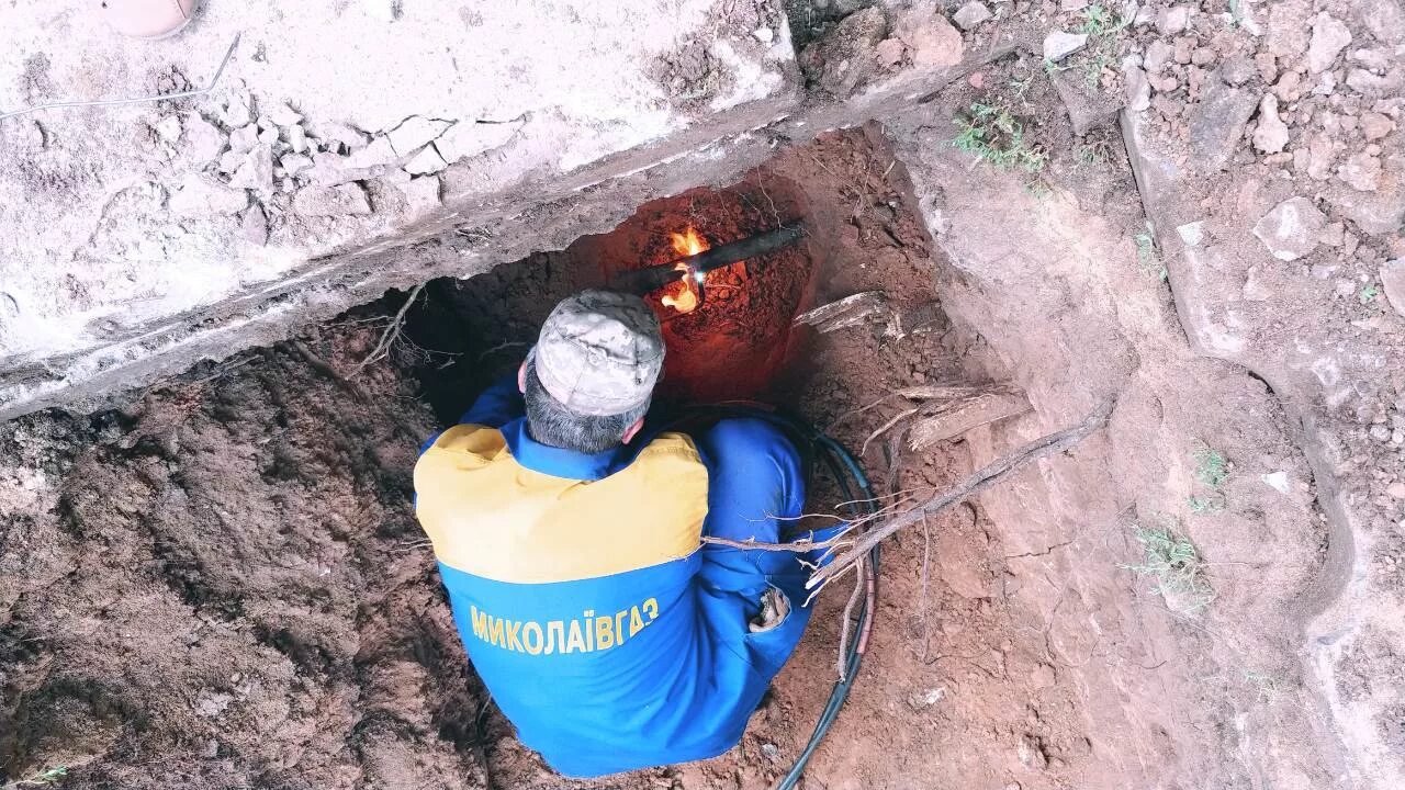 Несанкционированная врезка. Врезка в газопровод. врезка в уличный газопровод. врезка в подземный газопровод. незаконная газовая врезка.