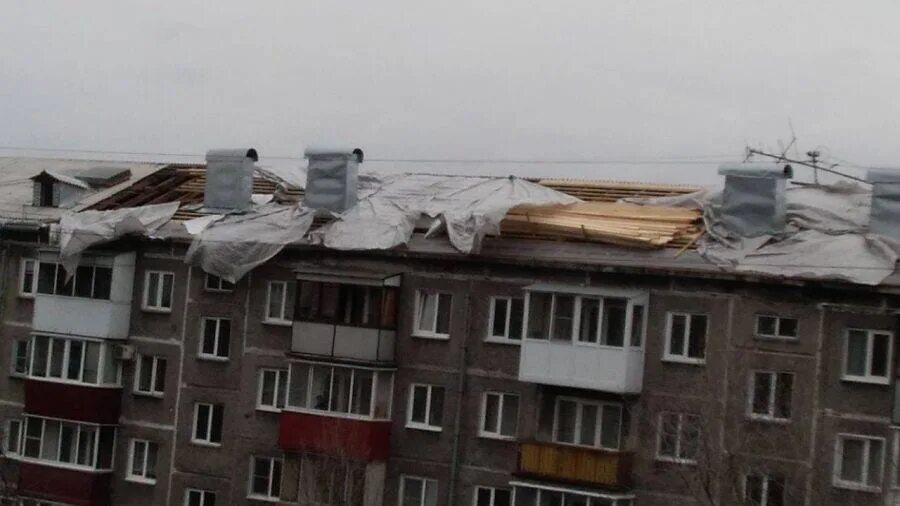 Ураган в мурте. Ураган в новокузнецке. ураган в прокопье. крыша пятиэтажки ночью.