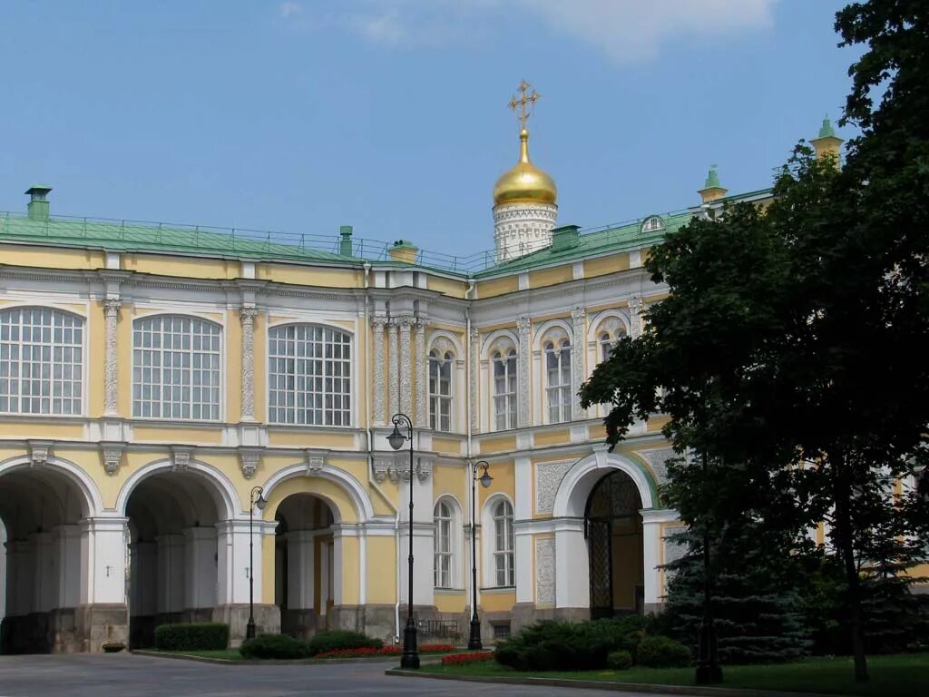 Церковь богородицы на сенях. Церковь Рождества Богородицы в Московском Кремле. Церковь Рождества Богородицы на сенях Московского Кремля. Церковь Рождества Богородицы в Московском Кремле 1393 г.. Храм в честь Рождества Пресвятой Богородицы на сенях Москва.