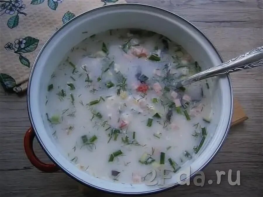 В окрошку добавляют помидоры. Окрошка с помидорами. окрошка с томатом. окрошка с помидорами рецепт. можно ли в окрошку добавлять помидоры.