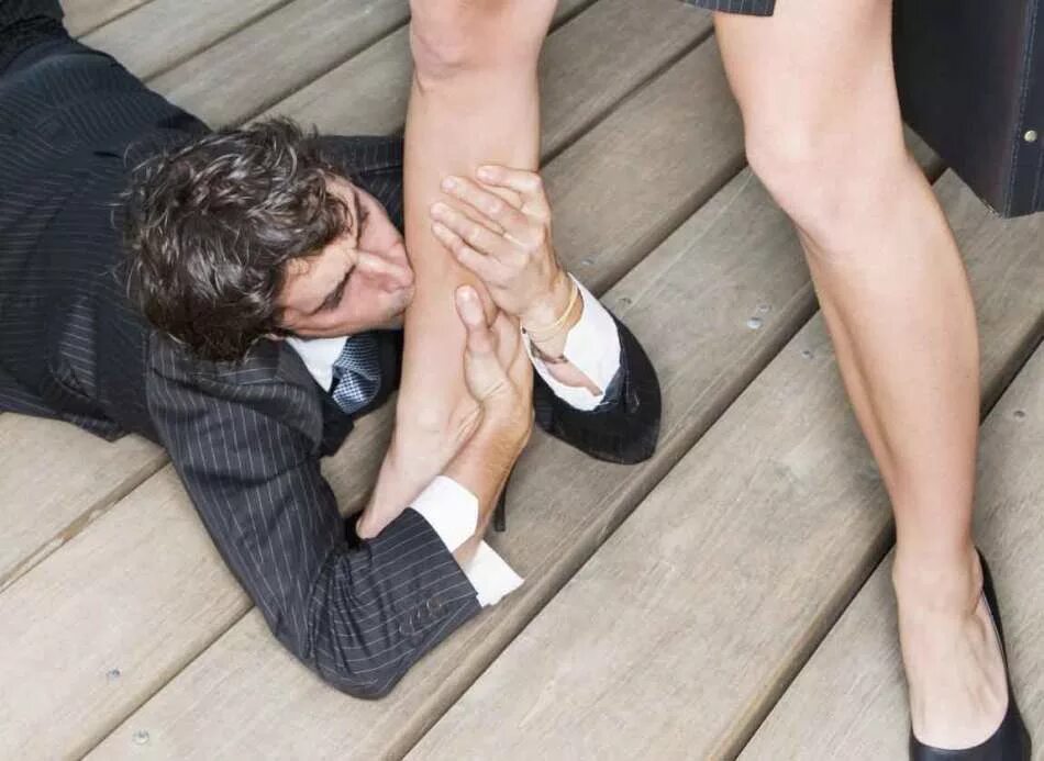 Почему целуют ноги. Целует ноги. Целовать мужские ноги. Мужчина на коленях перед женщиной. Мужчина на коленях целует ноги.