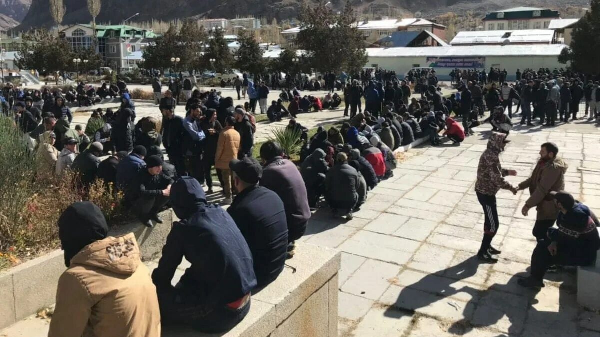 таджики на красной площади в новый год. таджики мигранты в москве. таджикские люди. таджики вышли. брак с таджичкой.