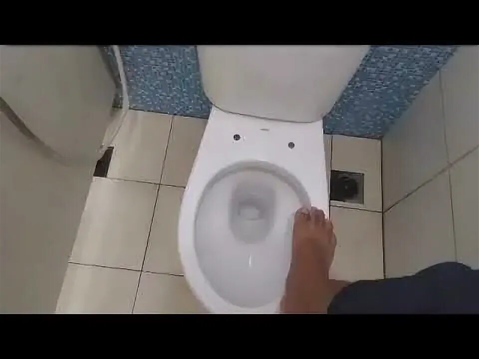 Bocil di wc. Bocil di wc