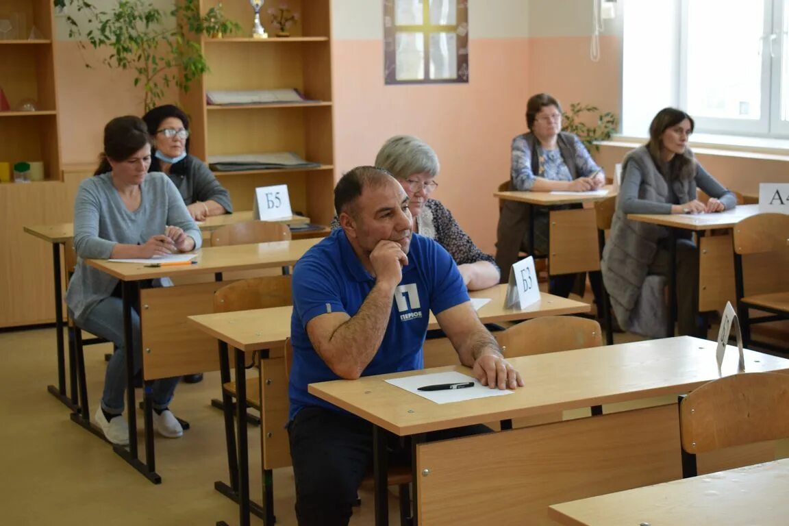 родители сдают егэ. решаем вместе егэ. школьники после егэ. образование егэ. решаем вместе егэ.