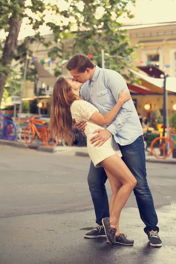 Парень с девушкой ночью. Поцелуй на улице. Встреча парня и девушки. Поцелуй на улице. Пара зимой.