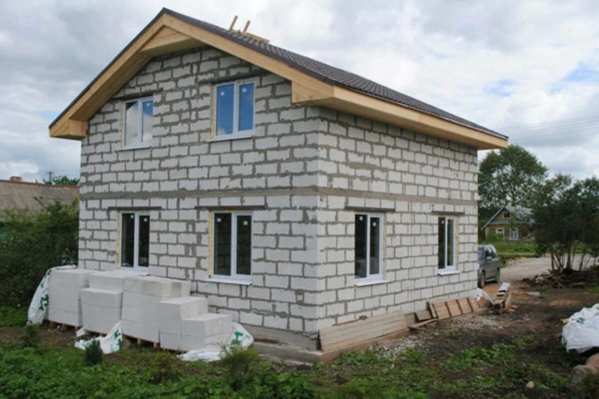 Проекты домов из газобетона. Частный дом из газобетона. Простой дом из пеноблоков. Дом 1.5 этажа из газобетона. Дом из газоблока 1.5 этажа.