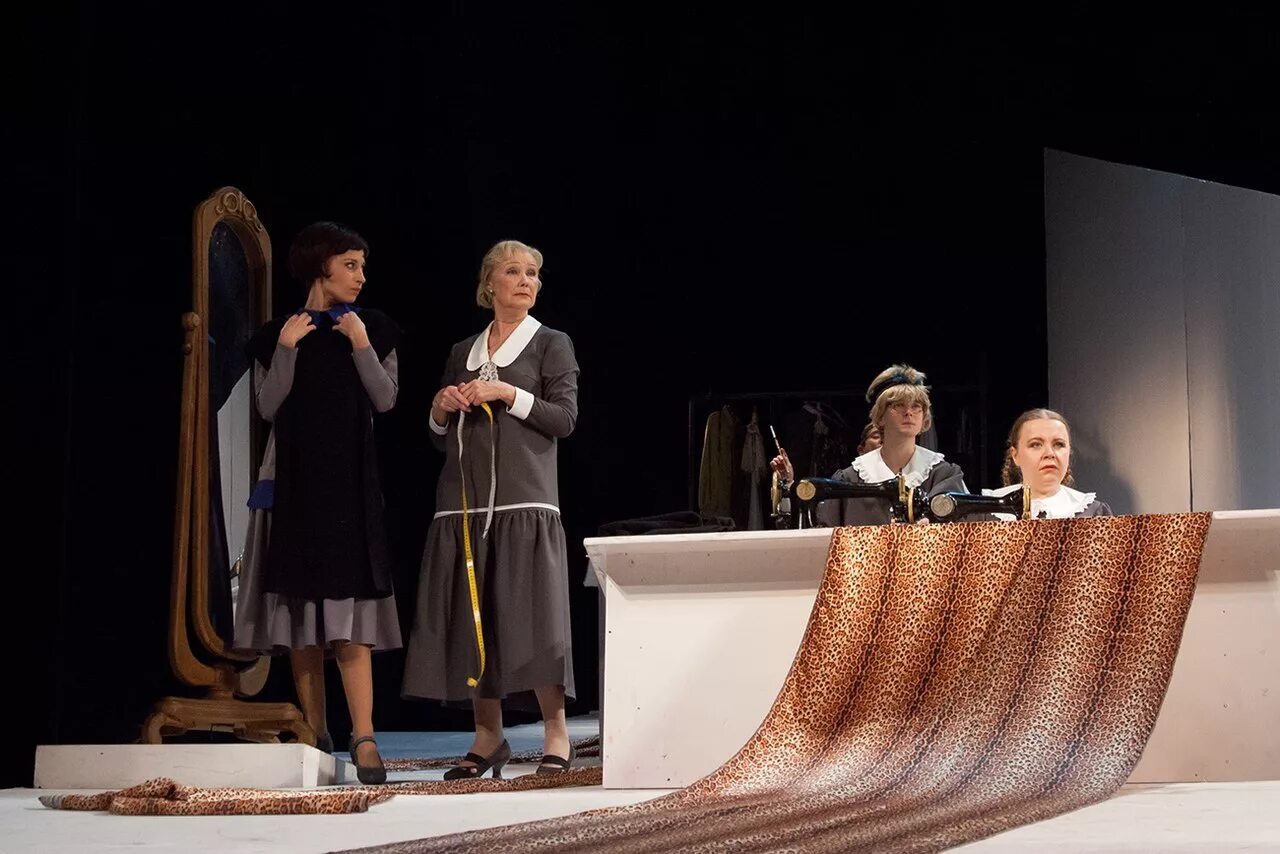 почётный посетители минского драмтеатра. камерная сцена театр горького симферополь. афиша театра горького минск. театр максима горького минск фото. афиша театра горького минск.