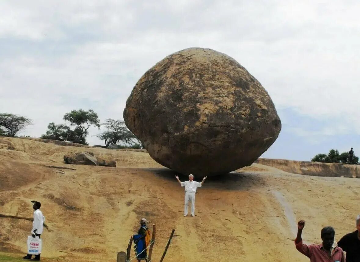 Солнце и красный сверхгигант бетельгейзе. Сверхгиганты радиус в сравнении с солнцем. Сравнение сверхгигантов с солнцем. Красные сверхгиганты звезды. Карликовые звезды примеры.