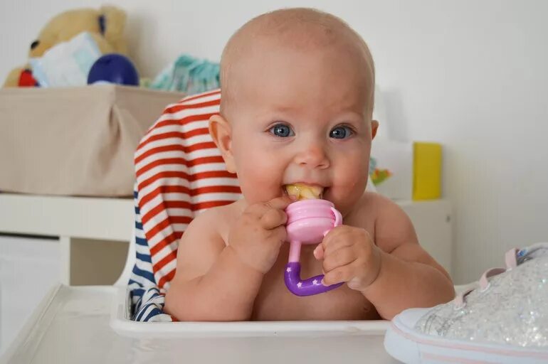 Когда можно давать ребенку банан. Со скольки месяцев можно банан в ниблере. Со скольки месяцев можно банан в ниблере. Яблоко в ниблере. Ребенок с соской.