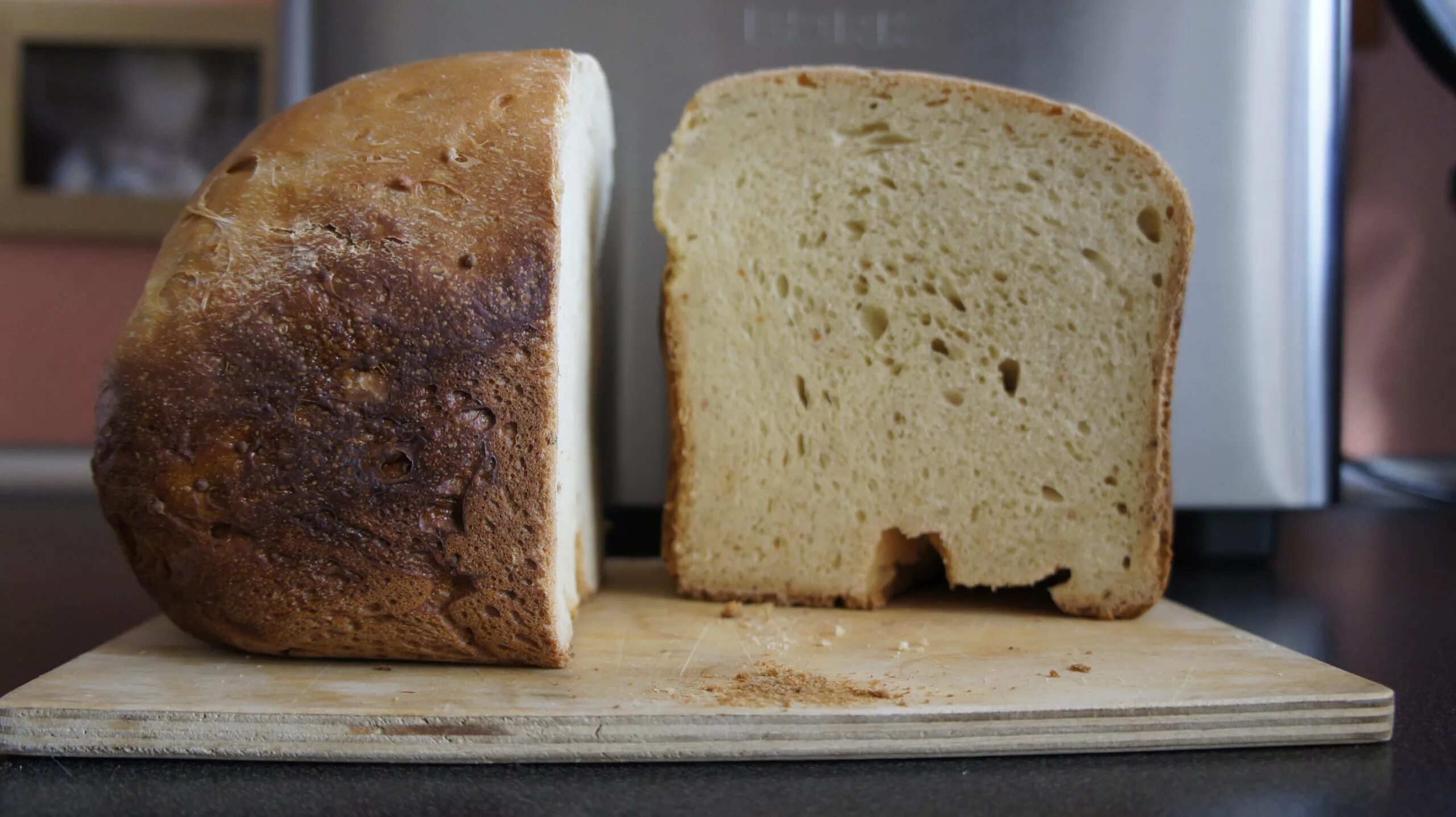 Хлеб плотный. Твердый хлеб. Чёрный хлеб с изюмом бородинский. Серый хлеб нарезанный. Хлеб.