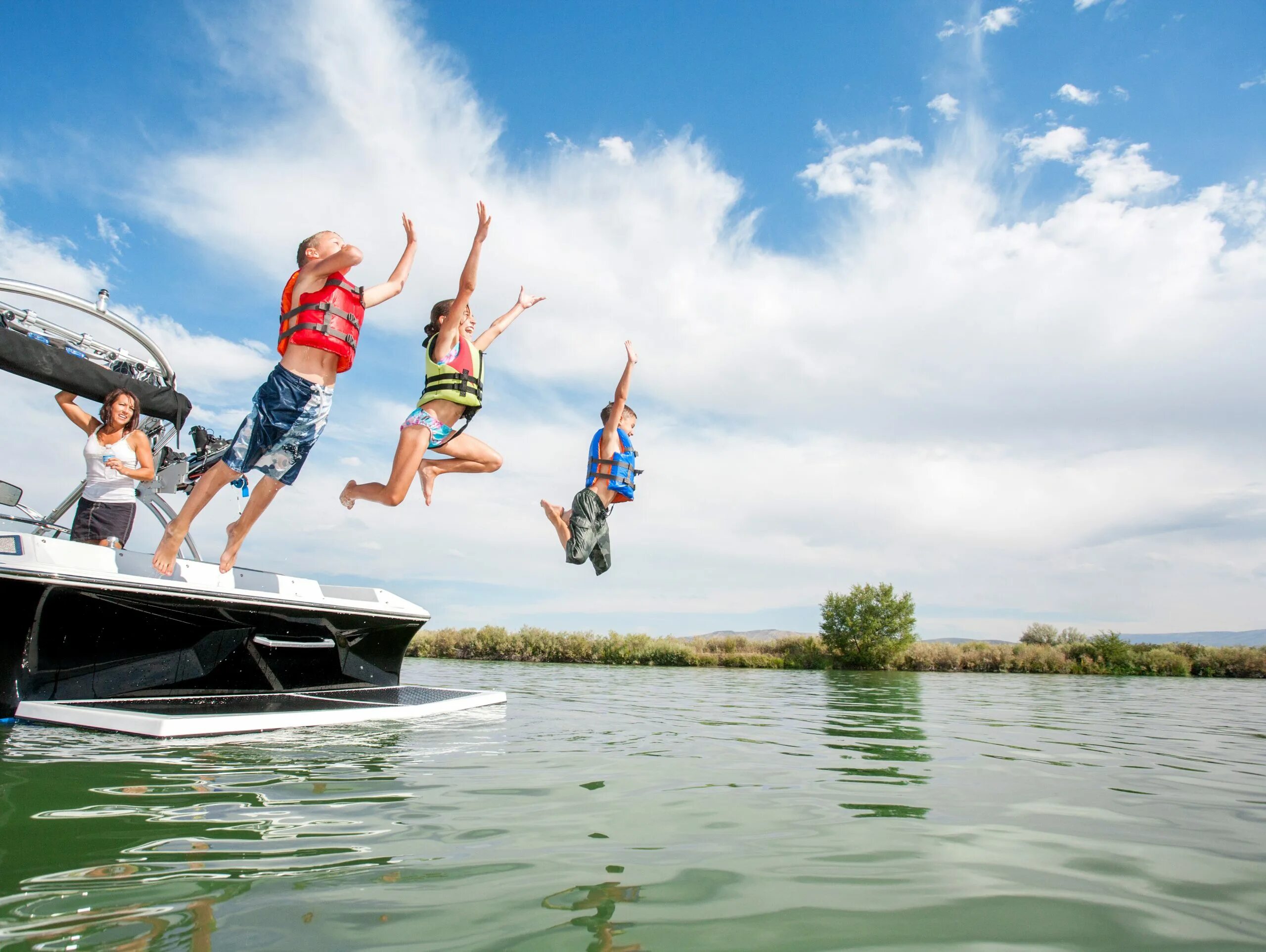 Jumping into. Яхтинг. boating. kids boating. children jumping into the water.