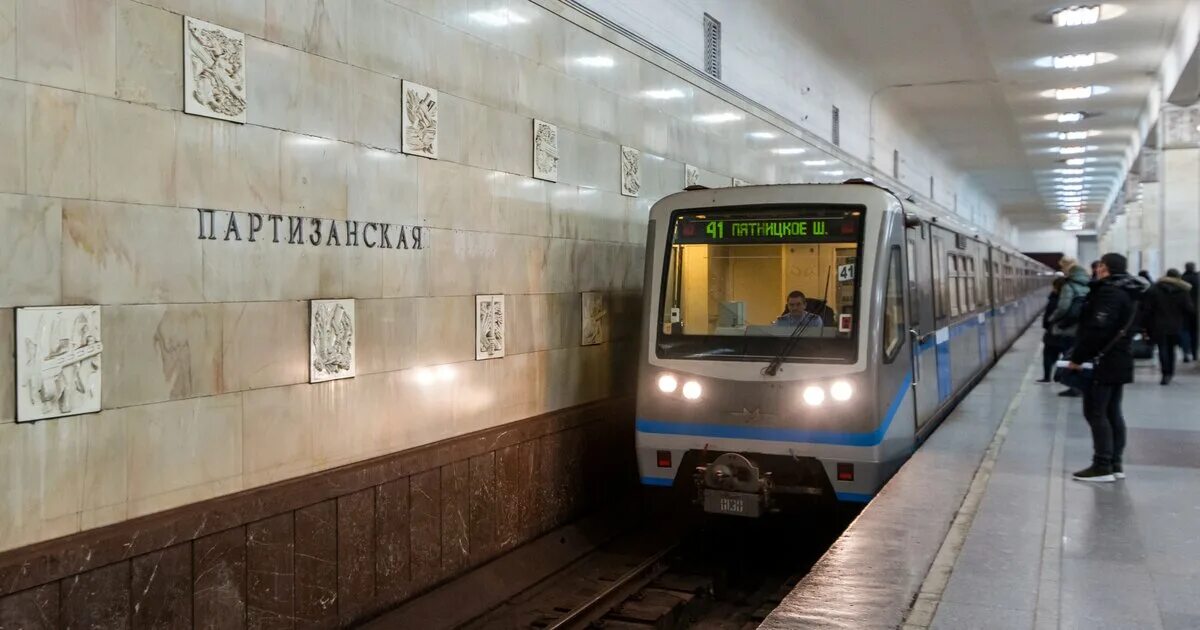 Поезда арбатско покровской. Метро Арбатская Арбатско-Покровская линия. Арбатско-Покровская линия метро поезда. Метро Арбатско Покровской ветке. Русич Арбатско Покровская линия.