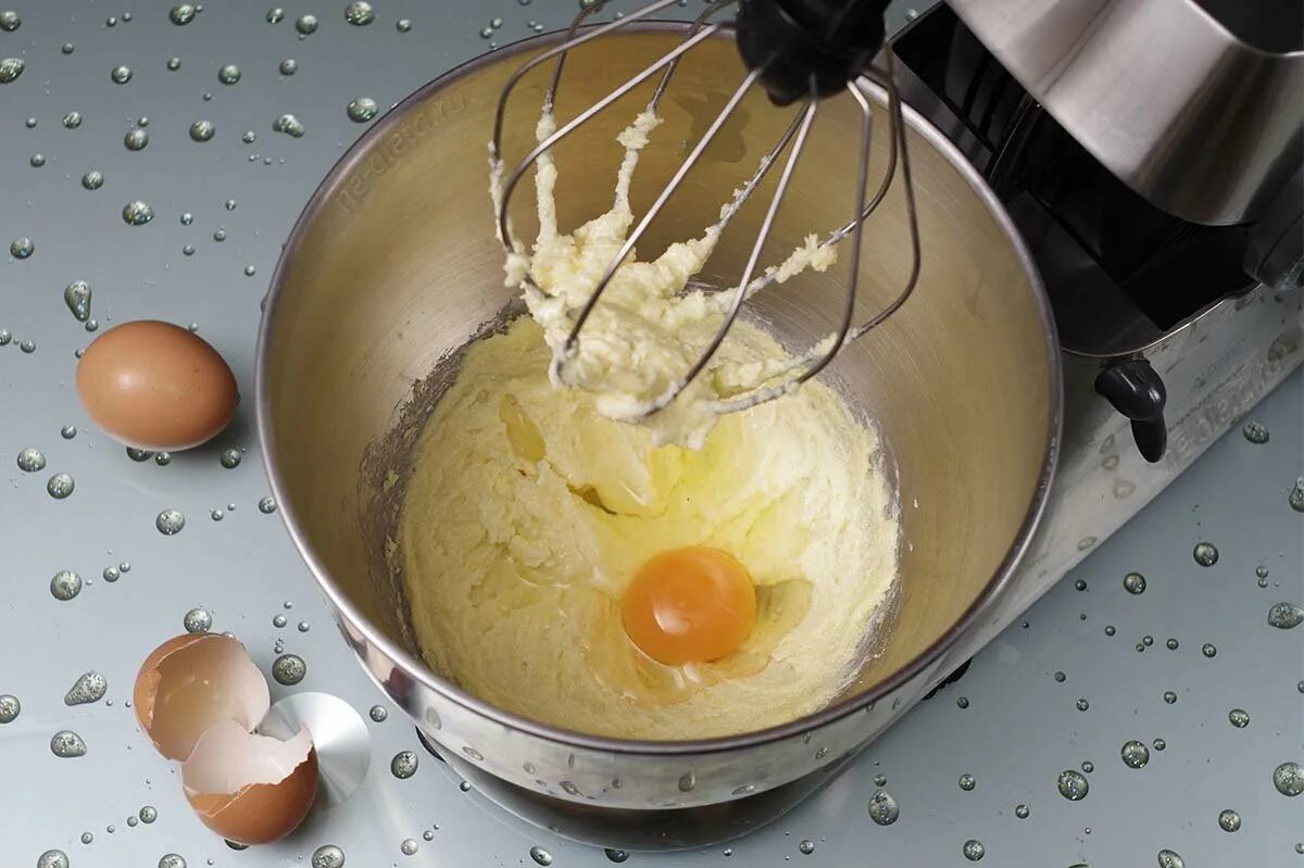 Для чего в тесто добавляют масло. Яйца для теста. Взбитые яйца с сахаром и мукой. Тесто с яйцом. Мука и яйца.