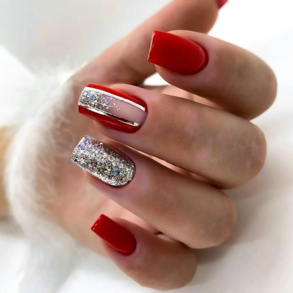 Красный маникюр с блёстками. Маникюр красные ногти дизайн с блестками. Эльпаза гель лак красный с блестками. Красный маникюр с блестками. China glaze 70577.