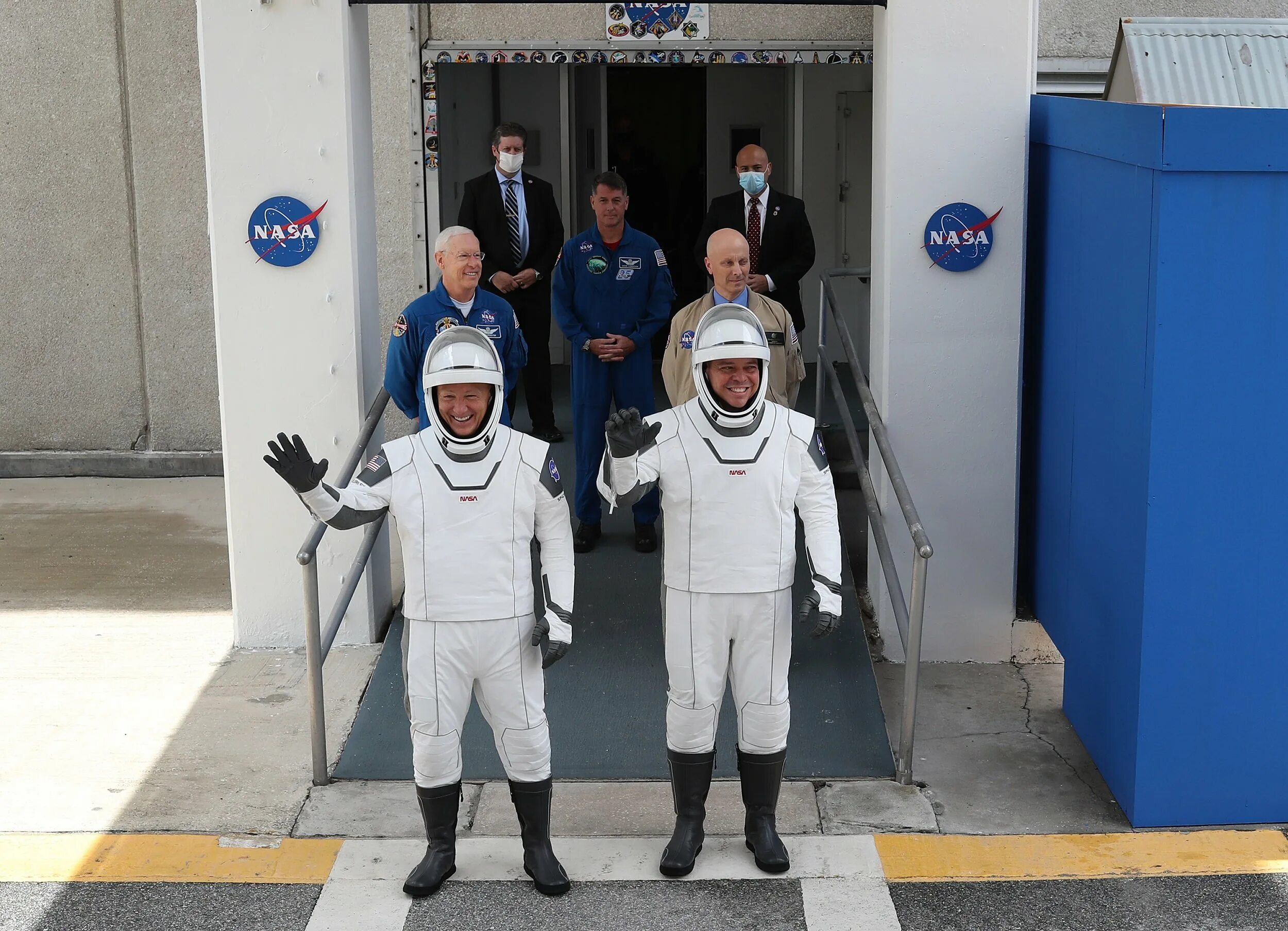 Кто был в маске космонавта 21 апреля. Spacex crew dragon скафандр. илон маск в костюме космонавта. спейс икс костюм космонавта.