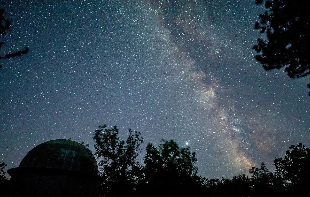 ночное небо и человек. ночное небо. звезды можно увидеть только ночью. метеоритный дождь лириды 2020. звезды можно увидеть только ночью.