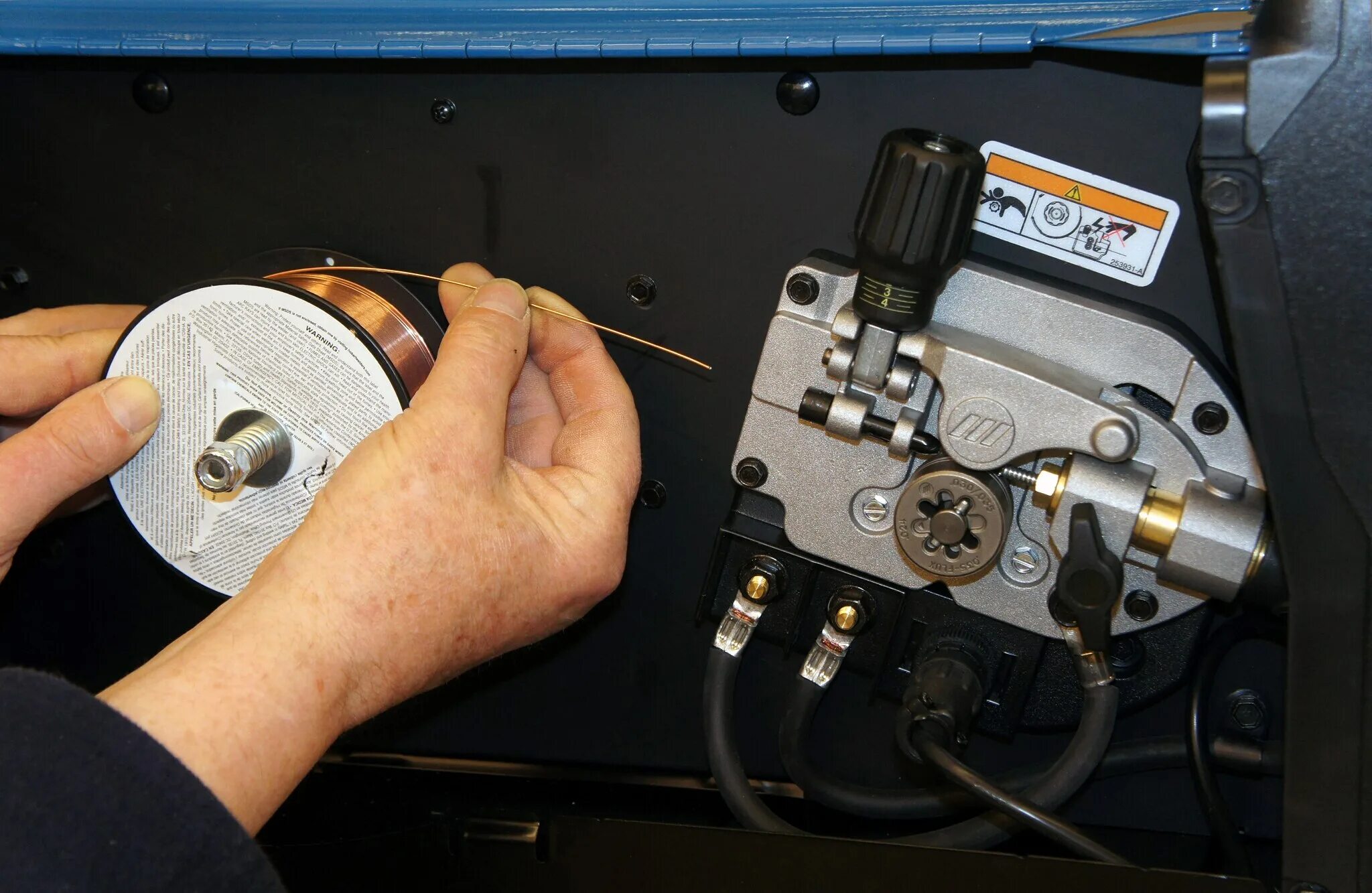 Направляющая проволоки для полуавтомата. Сварочный аппарат полуавтомат с проволокой. Как заправить проволоку в полуавтомат. Как заправить проволоку в полуавтомат. Заправка проволоки в полуавтомат.