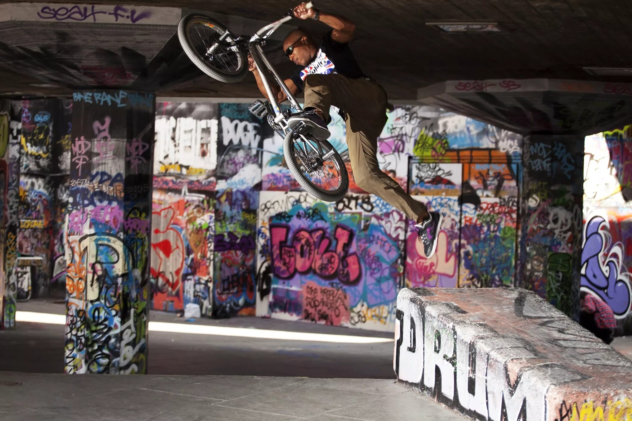 Стрит бмх райдер. Street dog bmx. Бмх трюки стрит. Street dog bmx. Бмх трюки стрит.