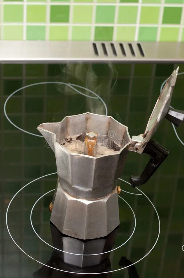 Для варки кофе на плите. Кофе кипит. Кофе для варки в кофемашине железная баночка. Способы заваривания кофе дома.