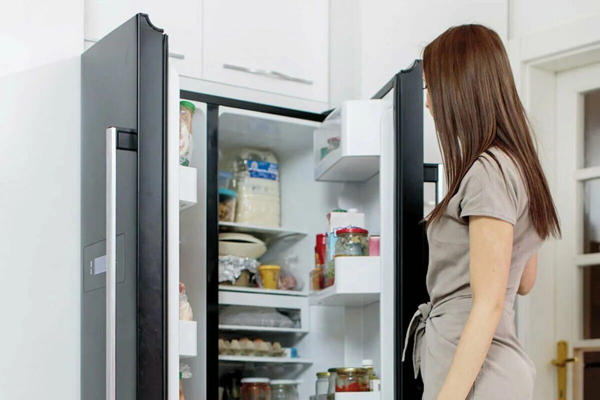 Холодильник работал открытой. Поломанный холодильник. Поломка холодильника. Поломался холодильник. Около холодильника.