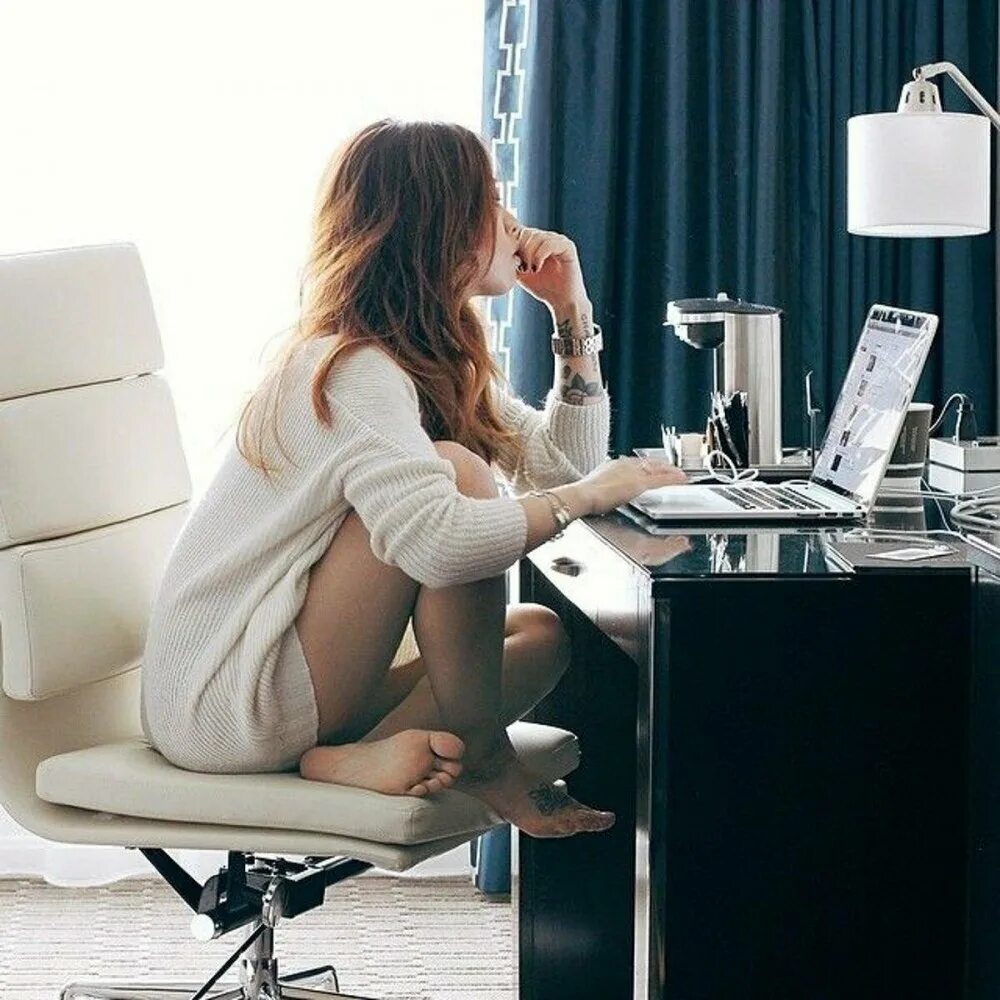 Ешь спи беги. Женщина сидит в офисе. Девушка сидит за столом в офисе. Девушка сидит за компьютером. Девушка сидит за столом спиной.