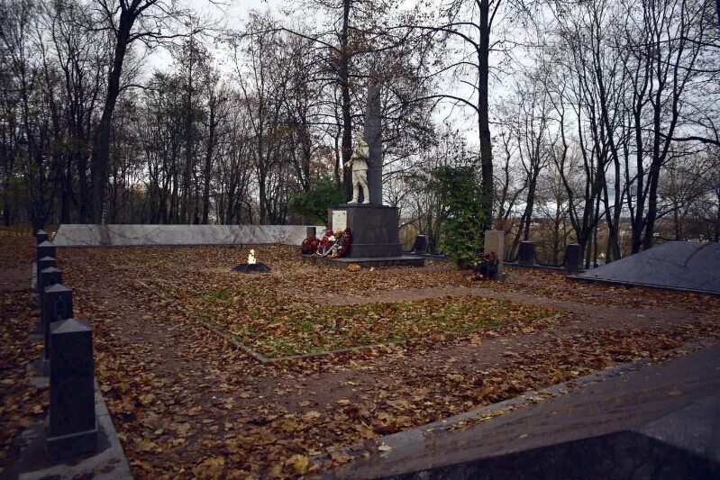 Братская могила спб красное село. Памятник узникам в красном селе. Памятник в красном селе узникам нацистских концлагерей. Красное село мемориальный комплекс братская могила. Братское захоронение советских воинов красное село.