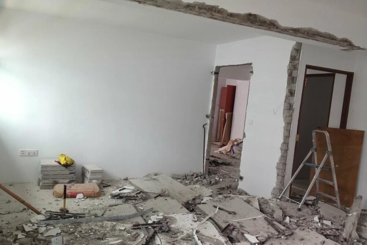 Демонтаж стен. Фото отделочных работ демонтаж обоев. Перепланировка демонтаж. Перепланировка демонтаж. Перепланировка демонтаж площадок.