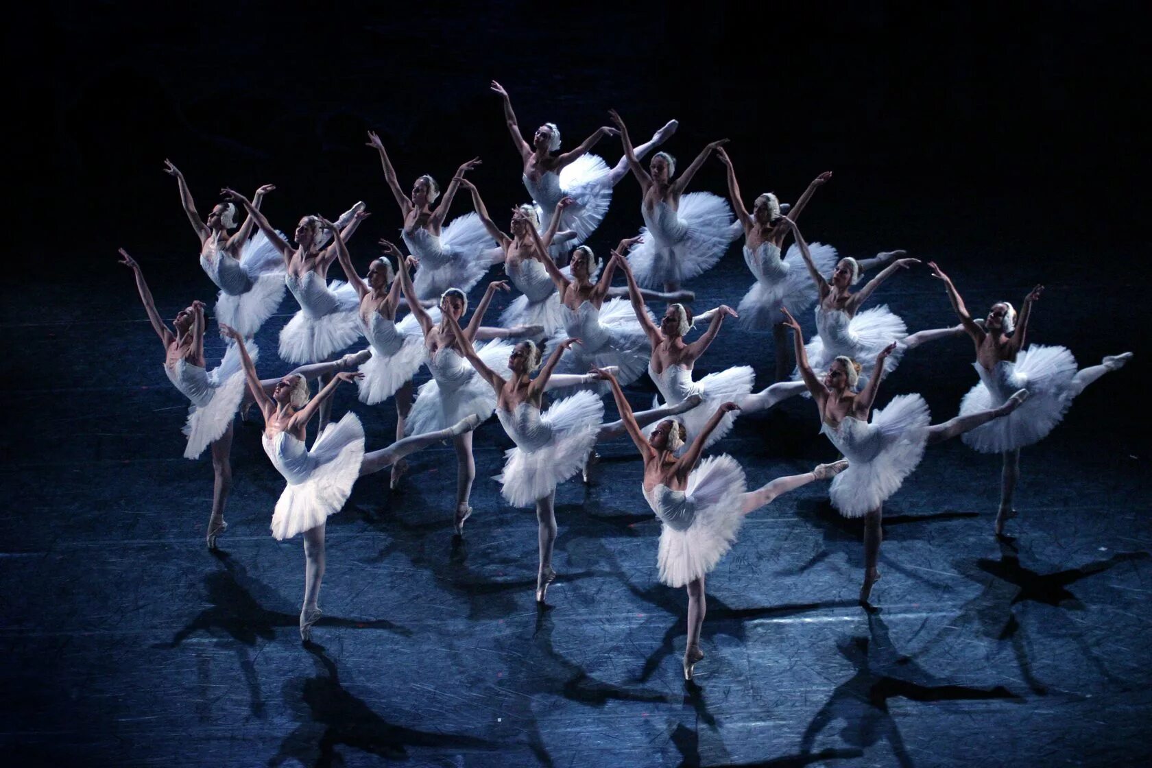 Мелодия лебединое озеро. Балет Лебединое озеро. Лебединое озеро Ballet. Матс эк Лебединое озеро. Танцоры Лебединое озеро.