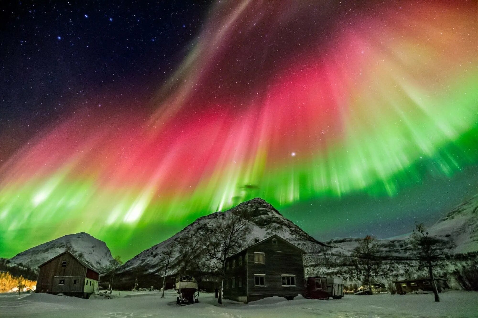 панорамное явление. явления природы для детей документальный фильм. атмосферные явления северное сияние. северное сияние в саратове. панорама.