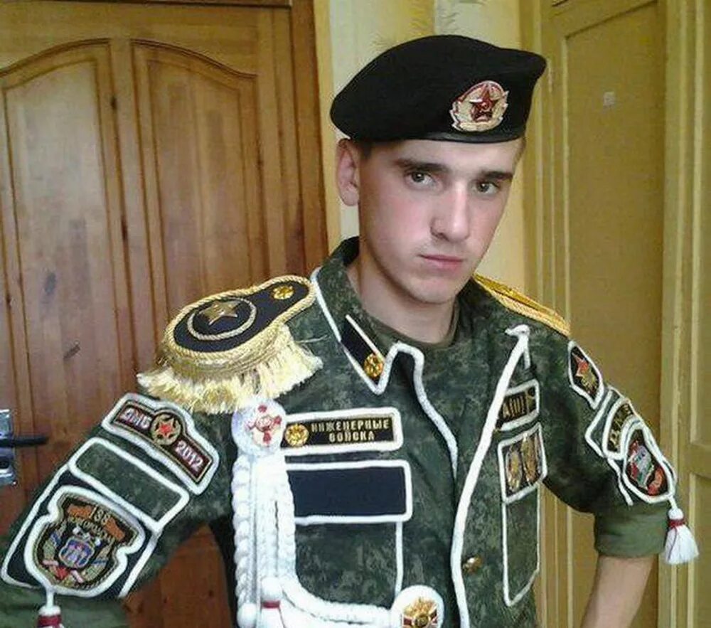 Павел глазырин челябинск. Форма инженерных войск. Что такое краповый берет в армии. Мужчина военный. Дембелька танкиста.