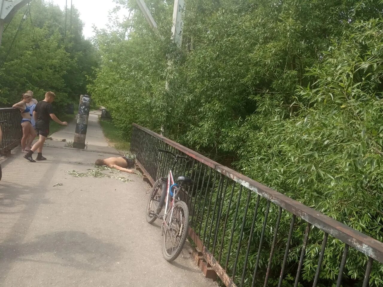 Мужчина упал с моста. Шуя мост. Мост смерти в Коломне. Мостик смерти в Абхазии.
