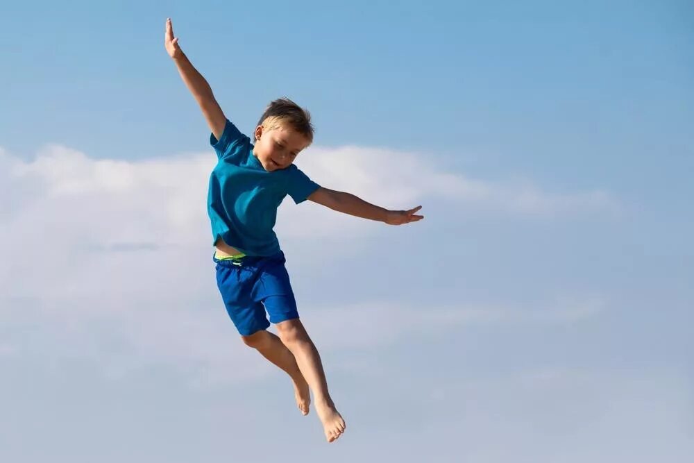 Kid flying. Летающий мальчик. Мальчик в прыжке. Мальчик в полёте. Мальчик парит.