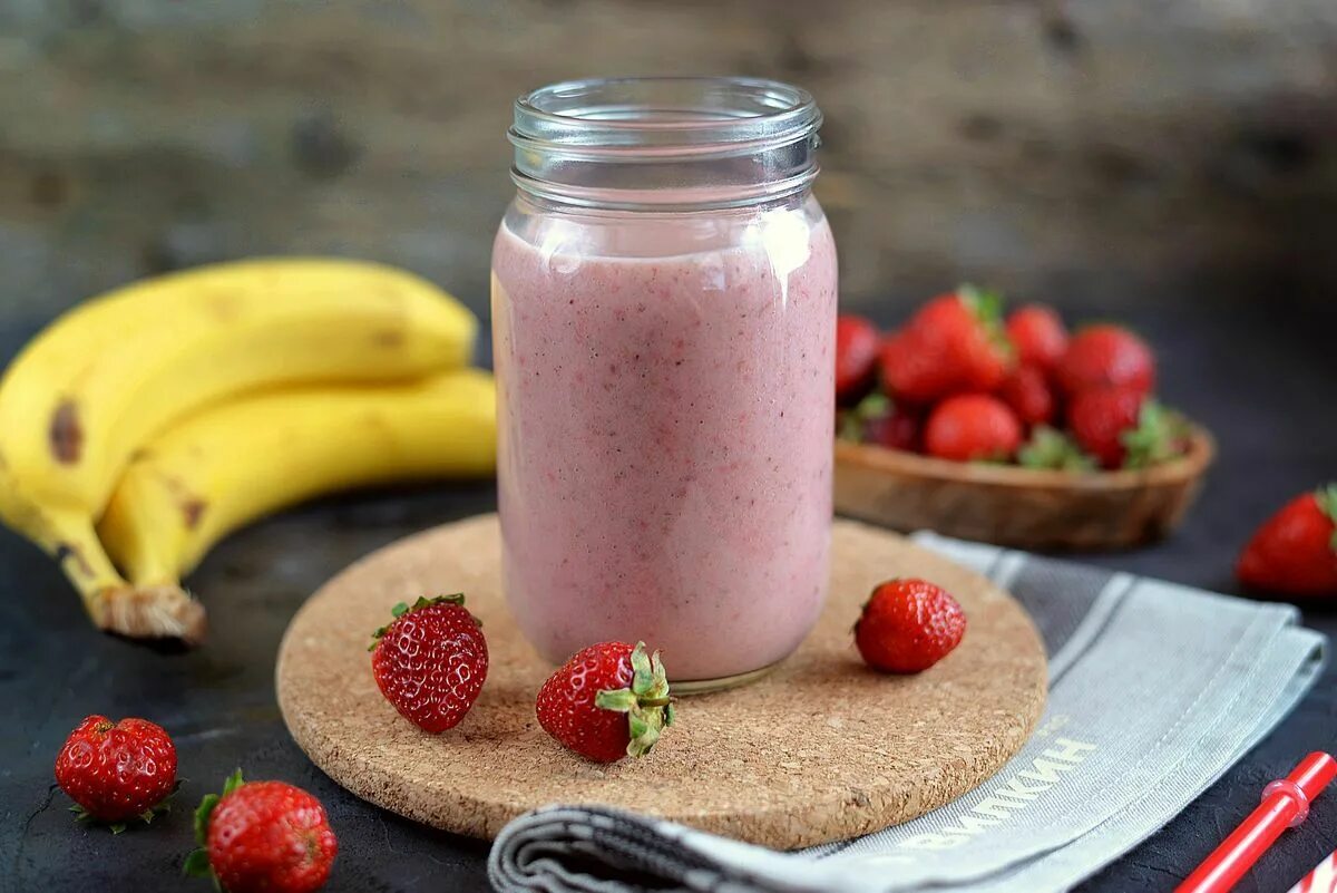 Клубнично банановый смузи. Клубника банан молоко рецепт. Гербалайф коктейль клубника. Клубничный смузи. Коктейль клубника банан.
