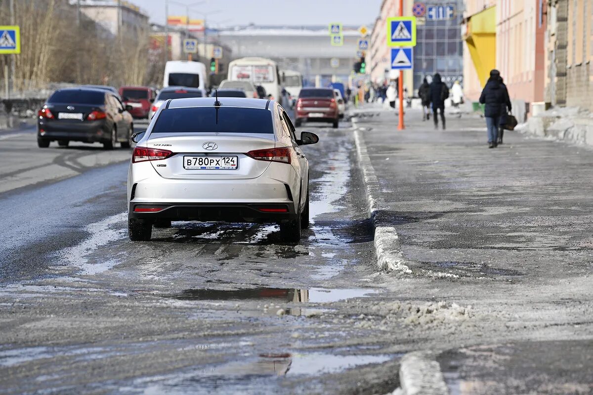 Когда примерно растает снег. Снег весной. Таяние снега. Город улица апрель.