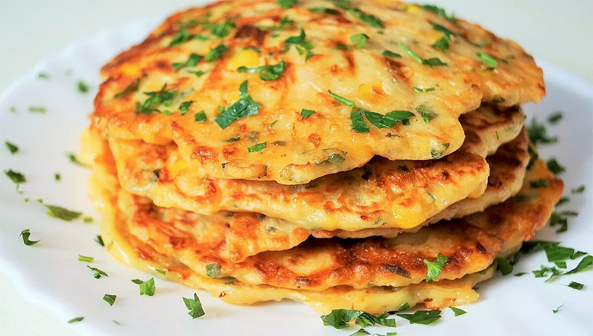 Лепешка на кефире с сыром и зеленью. Сырная лепешка. картофельные лепешки с сыром. сырные лепешки с зеленью. сырные лепёшки на сковороде.