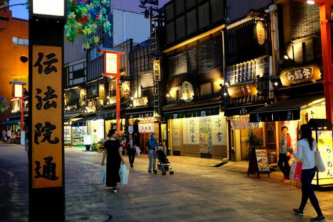 Япония токио достопримечательности. Туры в токио. Токио сейчас. Китайский буддийский храм в йокогама в чайна таун. Панорама улицы токио.