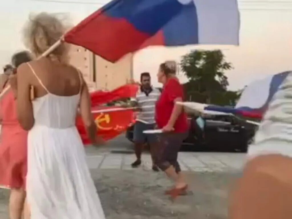 На Кипре нападение Украинки. Украинка напала на русскую на Кипре. День российского флага на Кипре. Пьяные с российским флагом.
