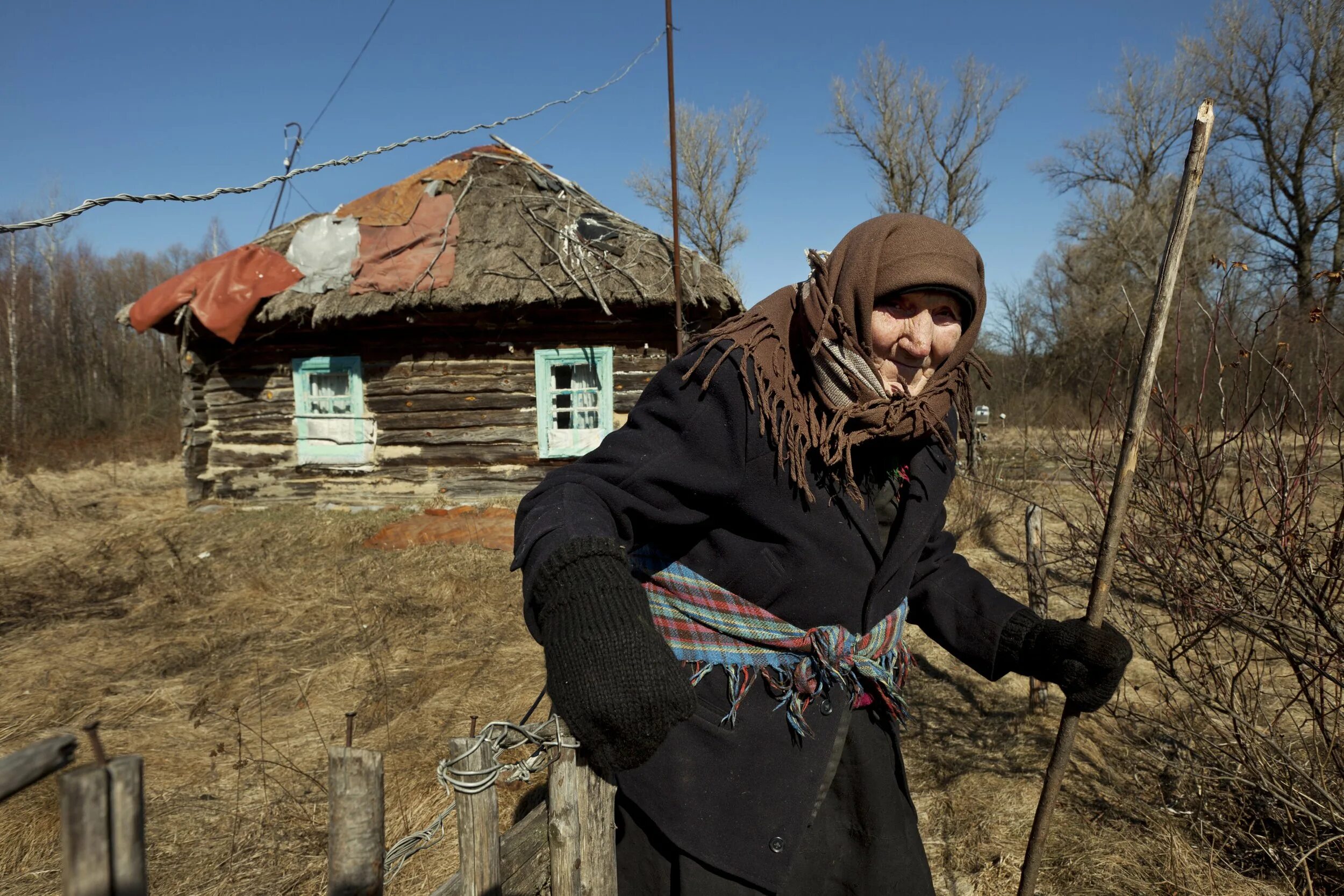 Сколько проживает людей в доме. Чернобыль самоселы. Чернобыль зона отчуждения самоселы. Самоселы в Припяти. Зона отчуждения Чернобыльской АЭС самоселы.