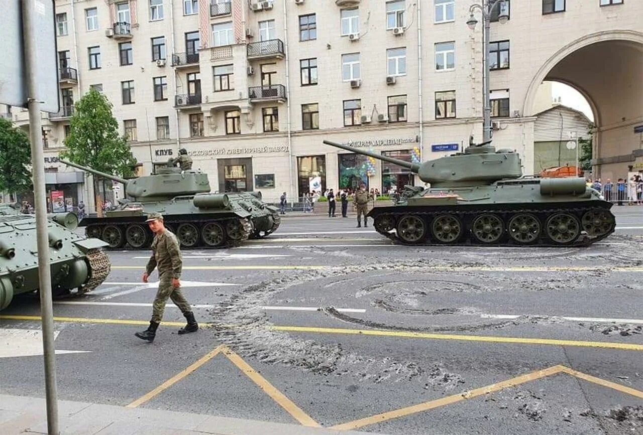 Военные останавливают машины. Асфальт после танков в Москве. Т-34 на параде Победы в Москве. Танки на улицах. Тверская после парада.