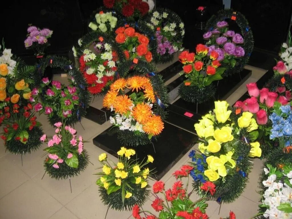 Ритуальные венки, Полянка Гробница. Искусственные цветы на кладбище. Композиция из цветов на кладбище. Украшение искусственными цветами.
