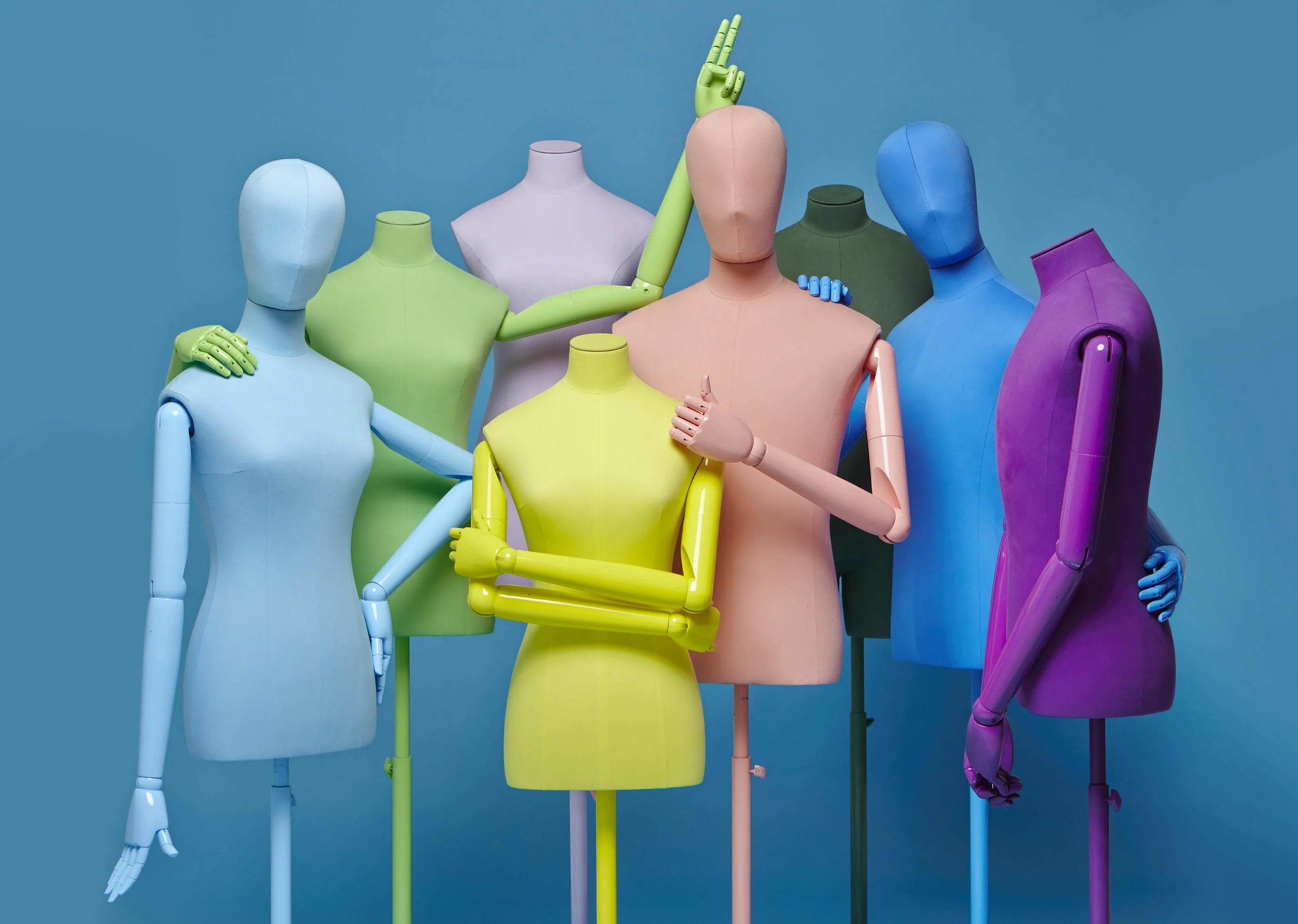 Витрина магазина с манекенами. Одетый манекен. Hans boodt mannequins. Много манекенов. Витрина для одежды.