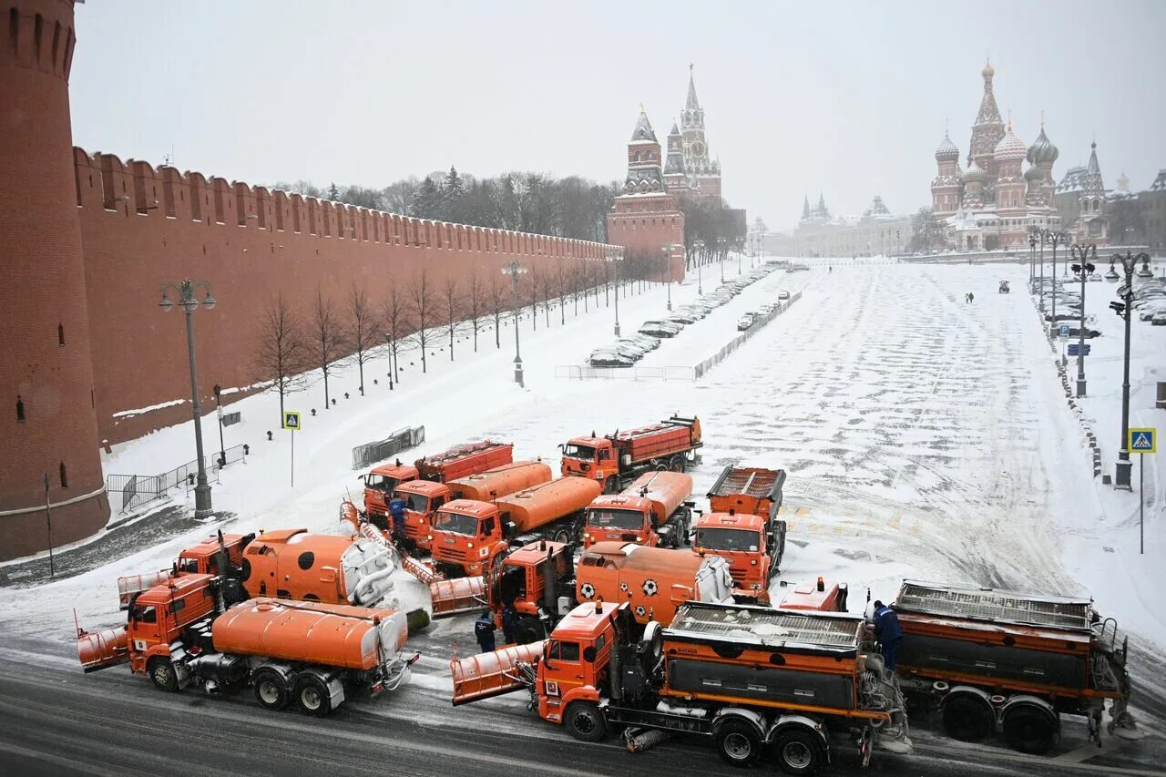 Сколько будет идти снег сегодня в москве. Снегопад в москве 13 февраля 2025. москва снегопад 2025. снежная москва 2025. сильный снегопад в москве 2025.